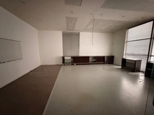 Local/bureaux au RDC à louer LYON 7EME (69), d'une surface de 533 m² environ dont 158m2 à l’étage, avec en option potentielle 3 places de parking et 4 garages en sous-sol.
