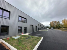 Local d'activité à vendre BOURGOIN JALLIEU (38), local d'une surface totale de 234 m² dont 182 m² d'activité, 26 m² de bureaux aménagés et 26 m² de stockage en mezzanine + 1 stationnement 