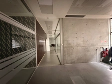 Local/bureaux au RDC à louer LYON 7EME (69), d'une surface de 533 m² environ dont 158m2 à l’étage, avec en option potentielle 3 places de parking et 4 garages en sous-sol.