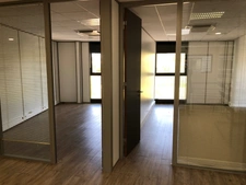 Dpt Rhône (69), à louer RILLIEUX LA PAPE Bureaux, magnifique plateau de 200m2 avec 7 bureaux et un patio, au 1er étage   