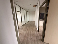 Plateau de bureaux à vendre SAINTE FOY LES LYON (69), d'une surface de 190 m² (partie privative) et 20 m² de parties communes. Possibilité d'acheter en sus 7 places de stationnement.