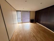 Local/bureaux au RDC à louer LYON 7EME (69), d'une surface de 533 m² environ dont 158m2 à l’étage, avec en option potentielle 3 places de parking et 4 garages en sous-sol.