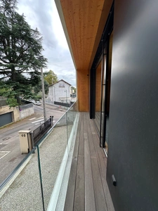 Bureaux à vendre TASSIN LA DEMI LUNE (69) magnifique petit bâtiment contemporain sur de 2 étages de bureaux , 130m2 environ