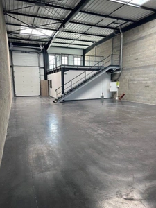 Local d'activité à louer DECINES CHARPIEU (69), local de 325 m² dont 237 m² d'activité, 44 m² de bureaux au RDC et 44 m² de mezzanine + 3 stationnements