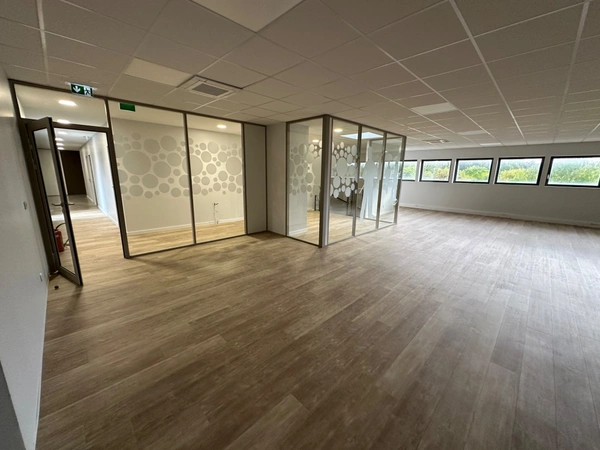 bureaux à louer RILLIEUX LA PAPE (69) plateau de bureaux de 344m2 au 1er étage avec parking inclu