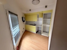 Local/bureaux au RDC à louer LYON 7EME (69), d'une surface de 533 m² environ dont 158m2 à l’étage, avec en option potentielle 3 places de parking et 4 garages en sous-sol.