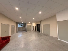 Magnifique plateau à vendre sur CHAPONOST (69), local d'activité atypique d'une surface de 192 m² au sein de la zone artisanale du FORUM DES AQUEDUCS