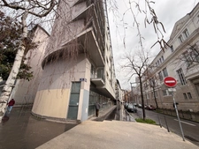 Local/bureaux au RDC à louer LYON 7EME (69), d'une surface de 533 m² environ dont 158m2 à l’étage, avec en option potentielle 3 places de parking et 4 garages en sous-sol.