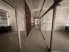 Local/bureaux au RDC à louer LYON 7EME (69), d'une surface de 533 m² environ dont 158m2 à l’étage, avec en option potentielle 3 places de parking et 4 garages en sous-sol.