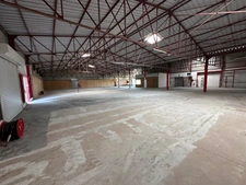 Dpt Saône et Loire (71), à vendre VITRY EN CHAROLLAIS Local commercial de 975m2 toitures et nombreux travaux suite sinistre grêle 06/2022