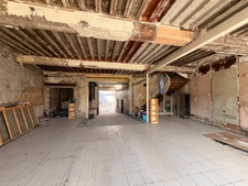 Dpt Rhône (69), à vendre TASSIN LA DEMI LUNE- MURS Local commercial de 800m2 environ dont 630m2 en RDC à l'horloge 