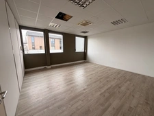 Plateau de bureaux à vendre SAINTE FOY LES LYON (69), d'une surface de 190 m² (partie privative) et 20 m² de parties communes. Possibilité d'acheter en sus 7 places de stationnement.