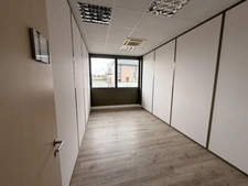 Plateau de bureaux à vendre SAINTE FOY LES LYON (69), d'une surface de 190 m² (partie privative) et 20 m² de parties communes. Possibilité d'acheter en sus 7 places de stationnement.