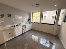 Bureaux à louer OULLINS PIERRE BENITE (69), d'une surface de 143 m² au 1er étage, en plein coeur d'oullins,sur la grande rue, à proximité immédiate du métro.