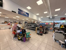 Local commercial à louer à MESSIMY (69), d'une surface totale de 390 m² environ, idéalement situé sur la route entre Messimy et Thurins