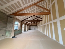 Magnifique plateau à vendre sur CHAPONOST (69), local d'activité atypique d'une surface de 192 m² au sein de la zone artisanale du FORUM DES AQUEDUCS