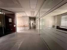 Local/bureaux au RDC à louer LYON 7EME (69), d'une surface de 533 m² environ dont 158m2 à l’étage, avec en option potentielle 3 places de parking et 4 garages en sous-sol.