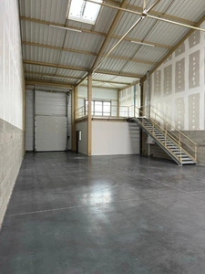 Local d'activité à vendre BOURGOIN JALLIEU (38), local d'une surface totale de 234 m² dont 182 m² d'activité, 26 m² de bureaux aménagés et 26 m² de stockage en mezzanine + 1 stationnement 