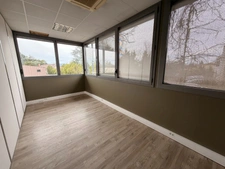 Plateau de bureaux à vendre SAINTE FOY LES LYON (69), d'une surface de 190 m² (partie privative) et 20 m² de parties communes. Possibilité d'acheter en sus 7 places de stationnement.