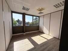 Plateau de bureaux à vendre SAINTE FOY LES LYON (69), bureaux d'une surface de 190 m² (partie privative) et 20 m² de parties communes. Possibilité d'acheter en sus 7 places de stationnement.