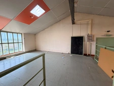 Local/atelier/show room à louer VAULX EN VELIN (69) local de 431m2+ 129m2 de mezzanine + parking 