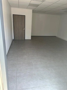 Local d'activité à louer DECINES CHARPIEU (69), local de 325 m² dont 237 m² d'activité, 44 m² de bureaux au RDC et 44 m² de mezzanine + 3 stationnements