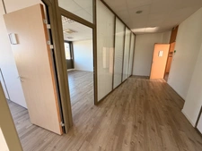 Plateau de bureaux à vendre SAINTE FOY LES LYON (69), bureaux d'une surface de 190 m² (partie privative) et 20 m² de parties communes. Possibilité d'acheter en sus 7 places de stationnement.