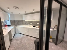 Bureaux à louer OULLINS PIERRE BENITE (69), d'une surface de 143 m² au 1er étage, en plein coeur d'oullins,sur la grande rue, à proximité immédiate du métro.