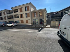 Local/bureau à louer GENAS (69), local de 92m2 en plein centre ville d'AZIEU, idéal profession libérale, petite enfance, ou commerce