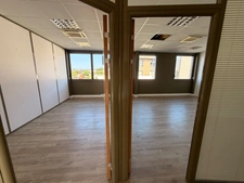 Plateau de bureaux à vendre SAINTE FOY LES LYON (69), bureaux d'une surface de 190 m² (partie privative) et 20 m² de parties communes. Possibilité d'acheter en sus 7 places de stationnement.
