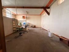 Local/atelier/show room à louer VAULX EN VELIN (69) local de 431m2+ 129m2 de mezzanine + parking 