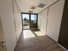 Plateau de bureaux à vendre SAINTE FOY LES LYON (69), bureaux d'une surface de 190 m² (partie privative) et 20 m² de parties communes. Possibilité d'acheter en sus 7 places de stationnement.