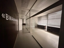 Local/bureaux au RDC à louer LYON 7EME (69), d'une surface de 533 m² environ dont 158m2 à l’étage, avec en option potentielle 3 places de parking et 4 garages en sous-sol.