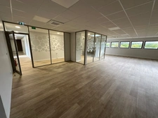 bureaux à louer RILLIEUX LA PAPE (69) plateau de bureaux de 249m2 au 1er étage avec parking inclu