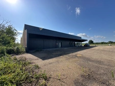 Dpt Saône et Loire (71), à vendre VITRY EN CHAROLLAIS Local commercial de 975m2 toitures et nombreux travaux suite sinistre grêle 06/2022