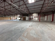 Dpt Saône et Loire (71), à vendre VITRY EN CHAROLLAIS Local commercial de 975m2 toitures et nombreux travaux suite sinistre grêle 06/2022