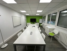 Bureau à louer VENISSIEUX (69), à 50m du périphérique, bureaux d'une surface totale de 74,57 m² + 3 places de parking