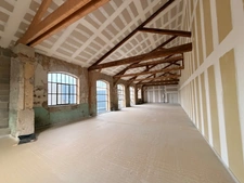 Magnifique plateau à vendre sur CHAPONOST (69), local d'activité atypique d'une surface de 192 m² au sein de la zone artisanale du FORUM DES AQUEDUCS