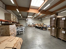 Dpt Rhône (69), à louer DECINES CHARPIEU Entrepots et Bureaux - Plain pied de 662M2, soit 522m2 d'entrepôt et 140m2 de bureaux