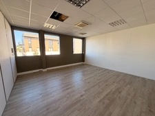 Plateau de bureaux à vendre SAINTE FOY LES LYON (69), bureaux d'une surface de 190 m² (partie privative) et 20 m² de parties communes. Possibilité d'acheter en sus 7 places de stationnement.
