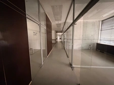 Local/bureaux au RDC à louer LYON 7EME (69), d'une surface de 533 m² environ dont 158m2 à l’étage, avec en option potentielle 3 places de parking et 4 garages en sous-sol.