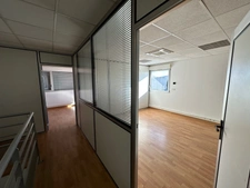 Dpt Rhône (69), à louer DECINES CHARPIEU Entrepots et Bureaux - Plain pied de 662M2, soit 522m2 d'entrepôt et 140m2 de bureaux