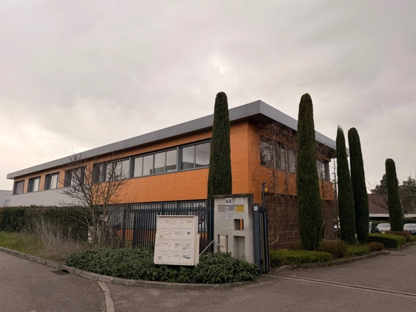 Plateau de bureaux à vendre SAINTE FOY LES LYON (69), d'une surface de 190 m² (partie privative) et 20 m² de parties communes. Possibilité d'acheter en sus 7 places de stationnement.
