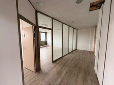 Plateau de bureaux à vendre SAINTE FOY LES LYON (69), d'une surface de 190 m² (partie privative) et 20 m² de parties communes. Possibilité d'acheter en sus 7 places de stationnement.