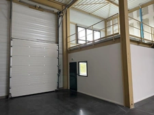 Local d'activité à vendre BOURGOIN JALLIEU (38), local d'une surface totale de 234 m² dont 182 m² d'activité, 26 m² de bureaux aménagés et 26 m² de stockage en mezzanine + 1 stationnement 