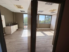 Plateau de bureaux à vendre SAINTE FOY LES LYON (69), bureaux d'une surface de 190 m² (partie privative) et 20 m² de parties communes. Possibilité d'acheter en sus 7 places de stationnement.