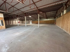 Dpt Saône et Loire (71), à vendre VITRY EN CHAROLLAIS Local commercial de 975m2 toitures et nombreux travaux suite sinistre grêle 06/2022