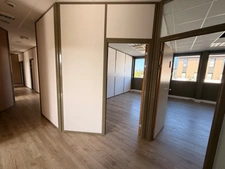 Plateau de bureaux à vendre SAINTE FOY LES LYON (69), bureaux d'une surface de 190 m² (partie privative) et 20 m² de parties communes. Possibilité d'acheter en sus 7 places de stationnement.