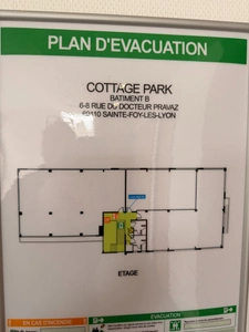 Plateau de bureaux à vendre SAINTE FOY LES LYON (69), bureaux d'une surface de 190 m² (partie privative) et 20 m² de parties communes. Possibilité d'acheter en sus 7 places de stationnement.