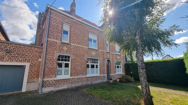 Maison bourgeoise de caractère  sur 3 niveaux–7 chambres – 2 salles d'eau,2 WC  Idéale pour une grande famille ou un investisseur